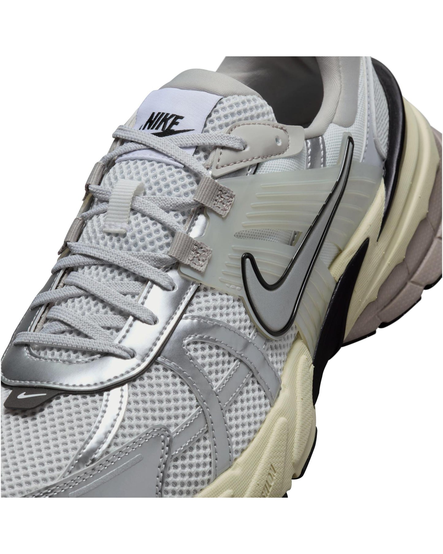 
                    
                      Nike V2k Run Summit White/Metallic Silver
                    
                  